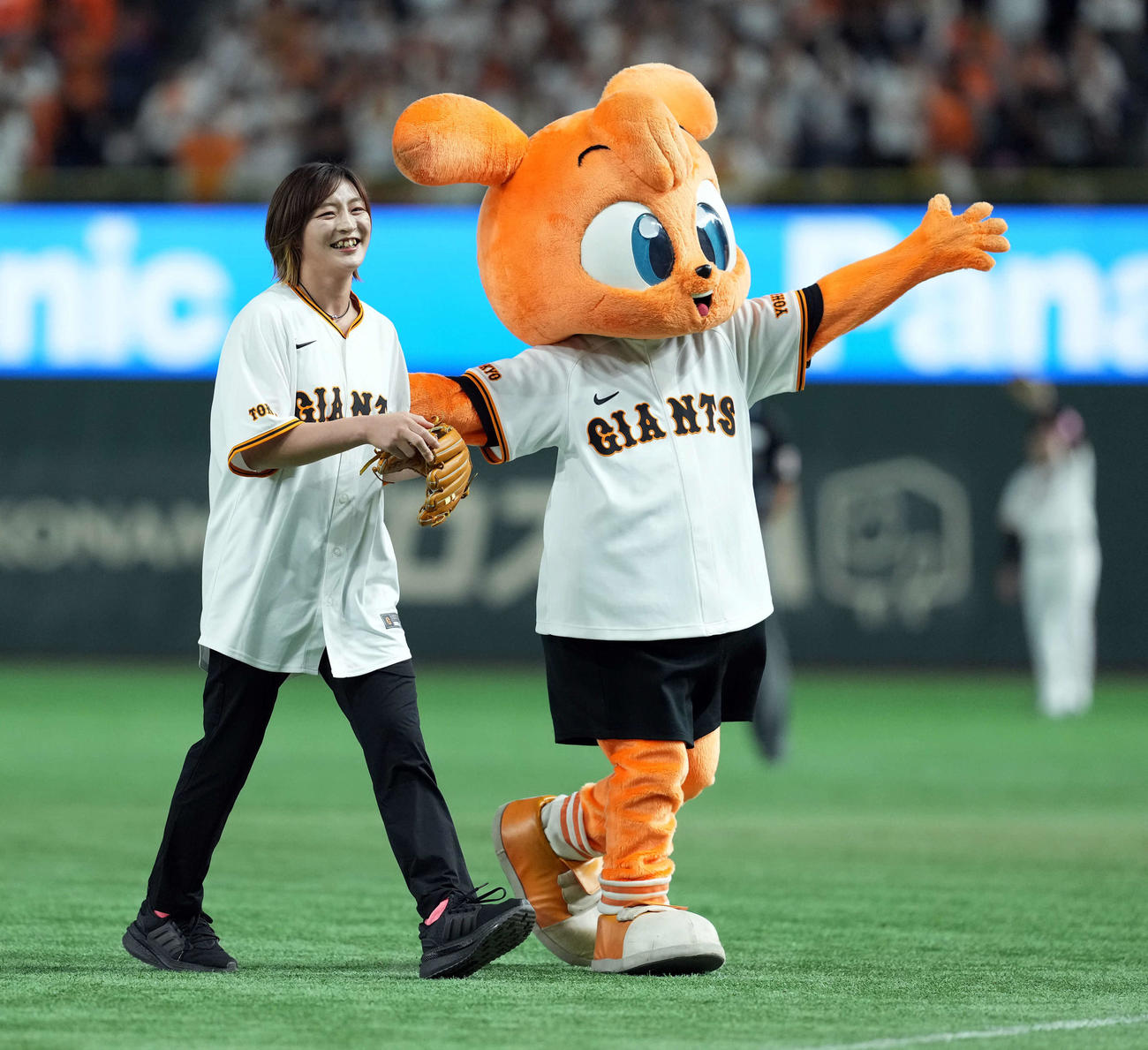 巨人対DeNA　始球式を務め笑顔を見せる柔道の角田夏実（撮影・たえ見朱実）