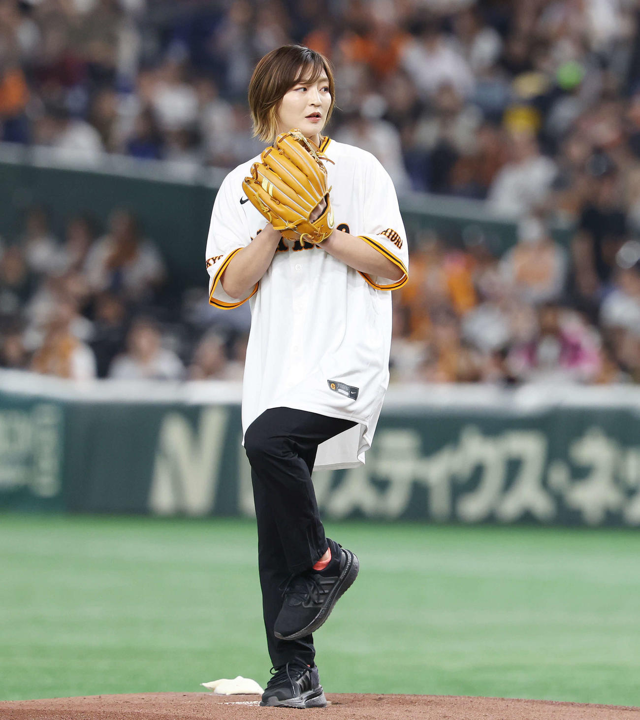 巨人対DeNA　試合前、セレモニアルピッチで投球するパリ五輪柔道金メダリストの角田（撮影・宮地輝）