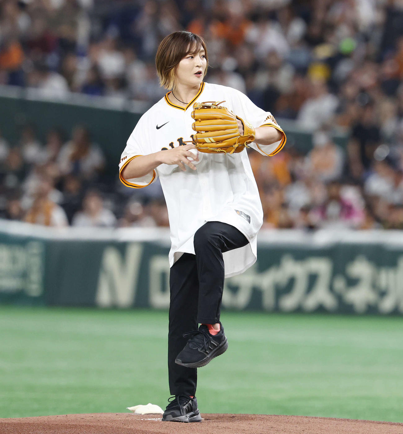 巨人対DeNA　試合前、セレモニアルピッチで投球するパリ五輪柔道金メダリストの角田（撮影・宮地輝）