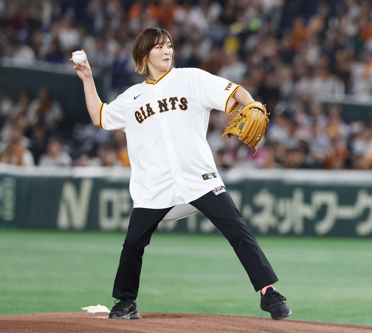 巨人対DeNA　試合前、セレモニアルピッチで投球するパリ五輪柔道金メダリストの角田（撮影・宮地輝）
