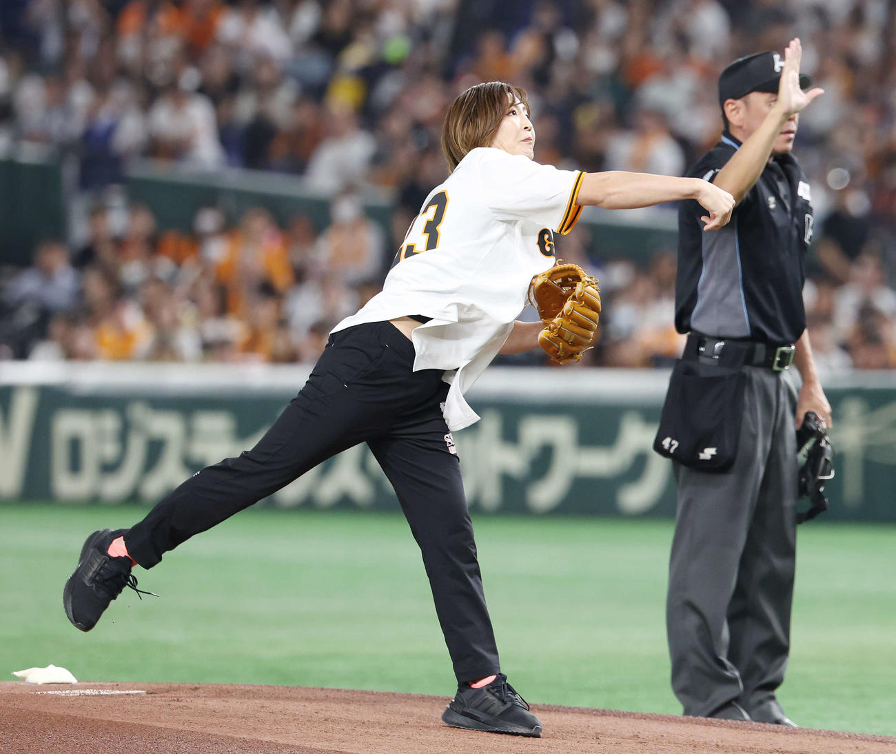 巨人対DeNA　試合前、セレモニアルピッチで投球するパリ五輪柔道金メダリストの角田（撮影・宮地輝）