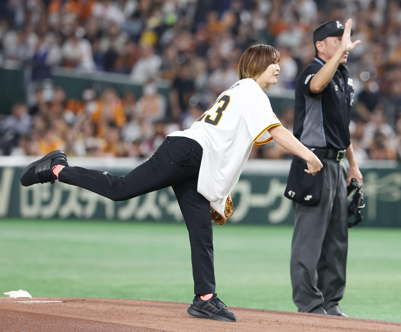 巨人対DeNA　試合前、セレモニアルピッチで投球するパリ五輪柔道金メダリストの角田（撮影・宮地輝）