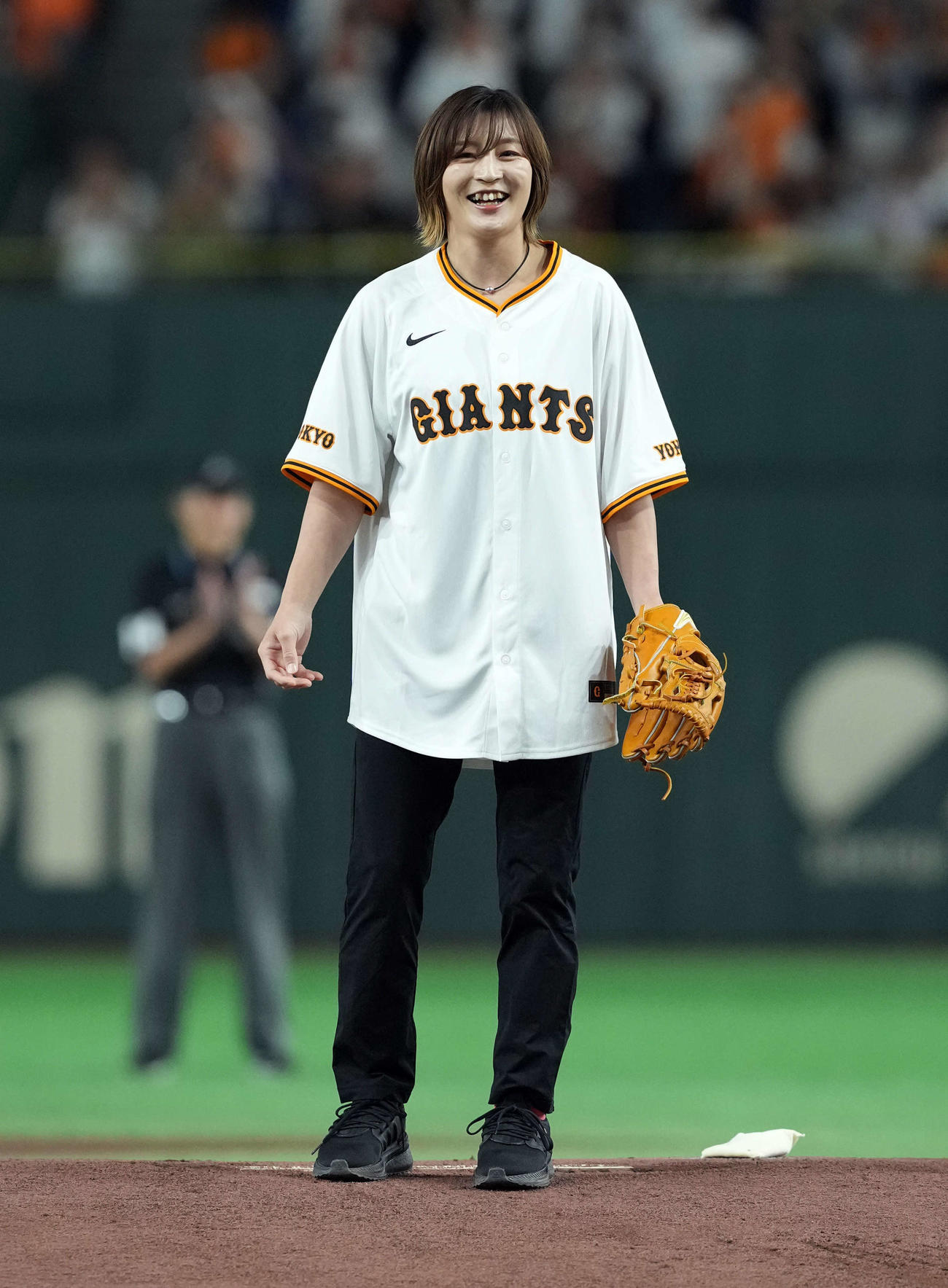 巨人対DeNA　始球式を務めた柔道の角田夏実（撮影・たえ見朱実）