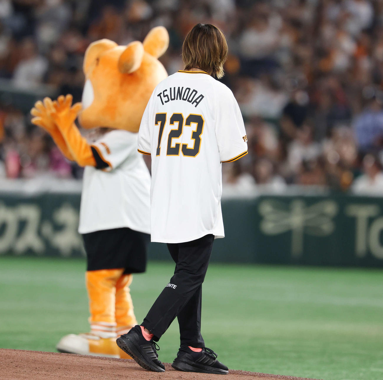 巨人対DeNA　試合前、セレモニアルピッチを務めたパリ五輪柔道金メダリストの角田（撮影・宮地輝）