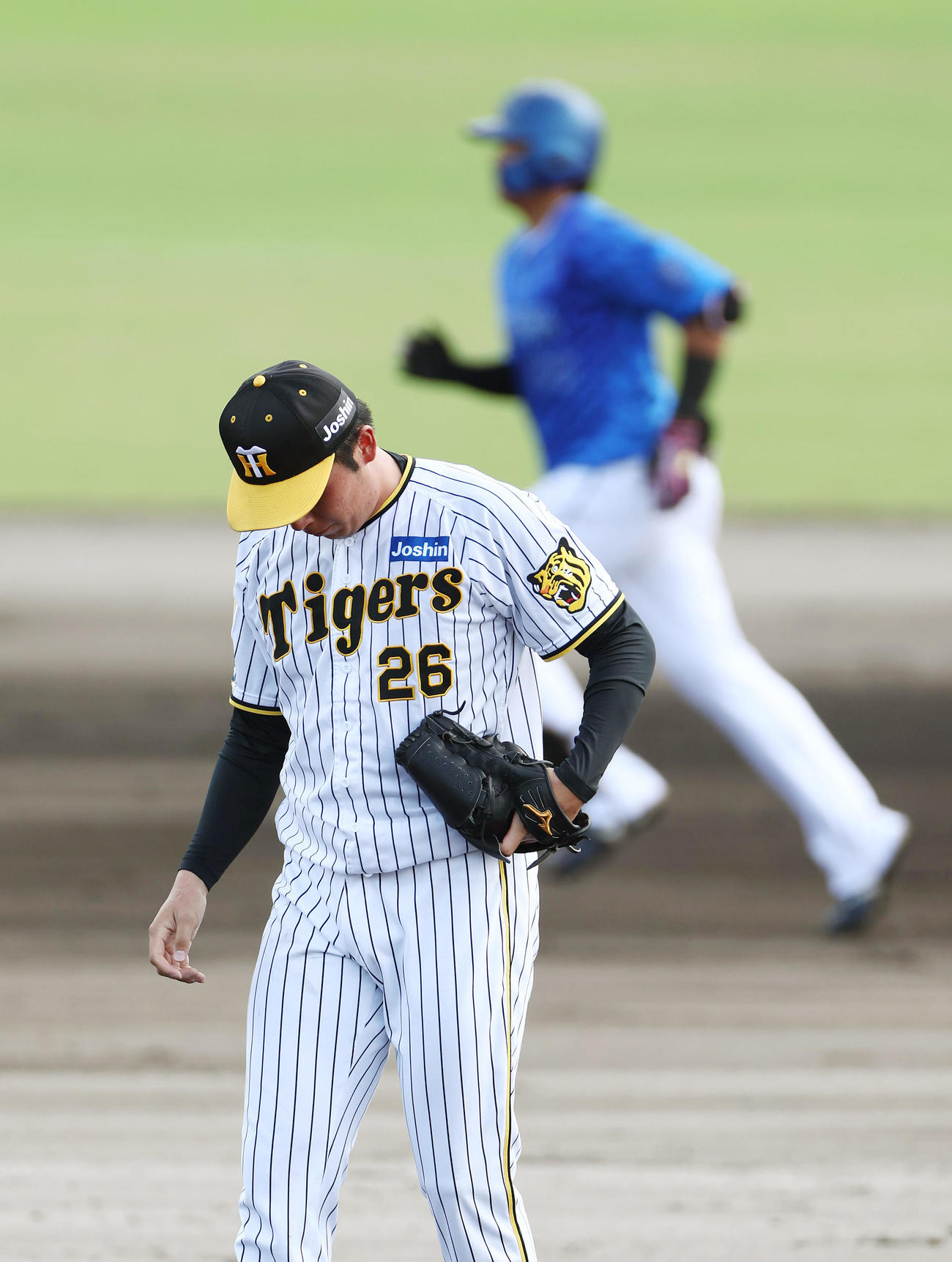 フェニックスリーグ　阪神対DeNA 7回表DeNA1死一、三塁、蓮（右）に3点本塁打を浴びた椎葉（撮影・前田充）