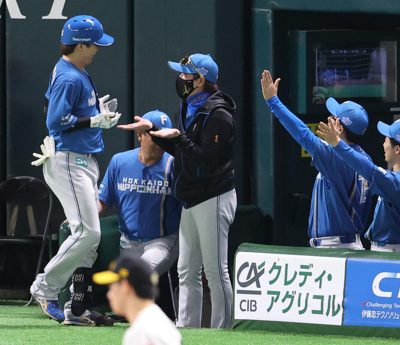 ソフトバンク対日本ハム　3回表日本ハム無死、左中間本塁打を放った伏見を出迎える新庄監督（撮影・梅根麻紀）