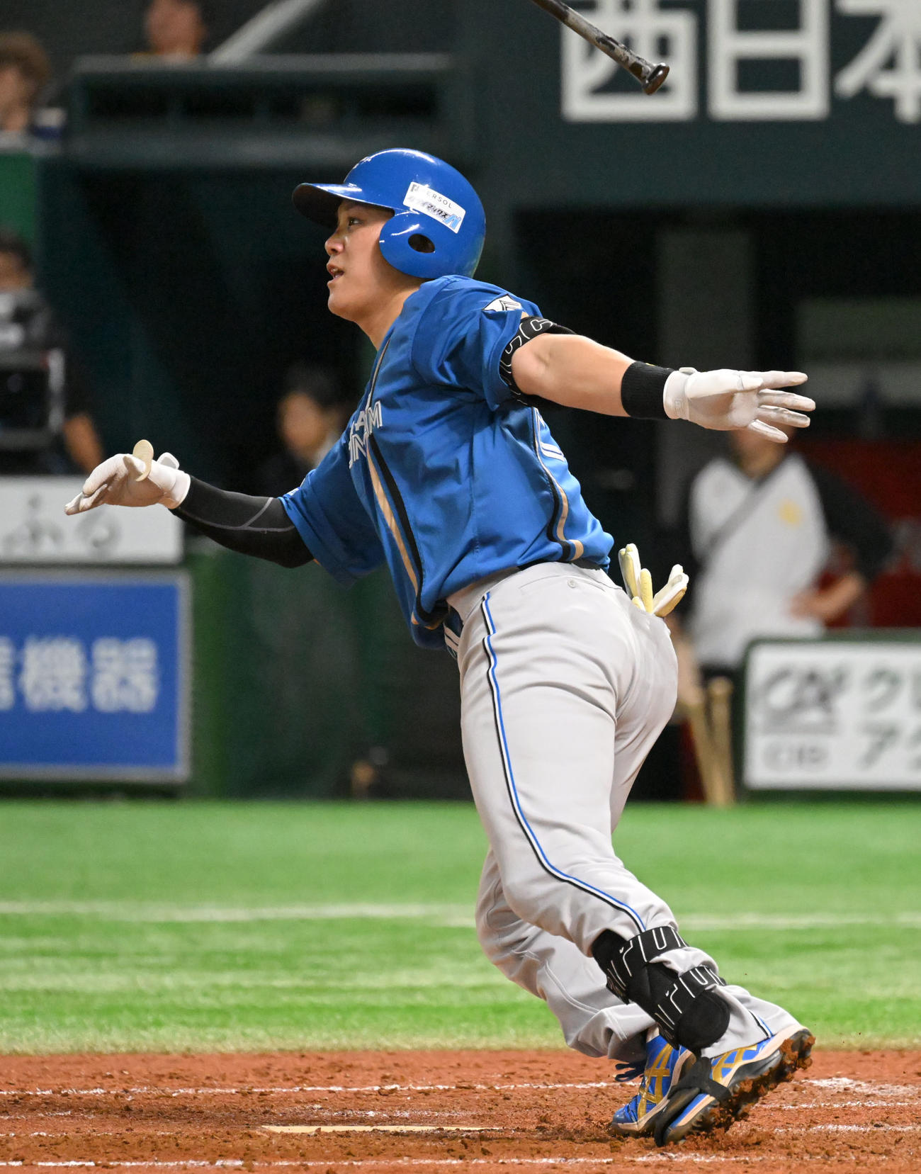 ソフトバンク対日本ハム　3回表日本ハム無死、伏見は左越えに本塁打を放つ（撮影・林敢治）