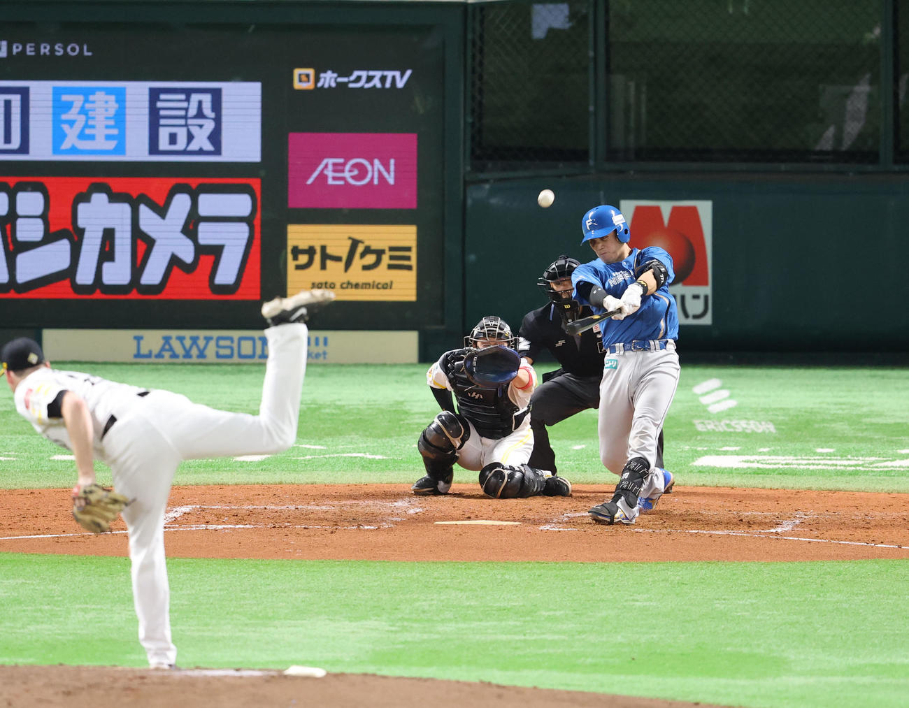 ソフトバンク対日本ハム　3回表日本ハム無死、伏見は左中間に本塁打を放つ（撮影・梅根麻紀）