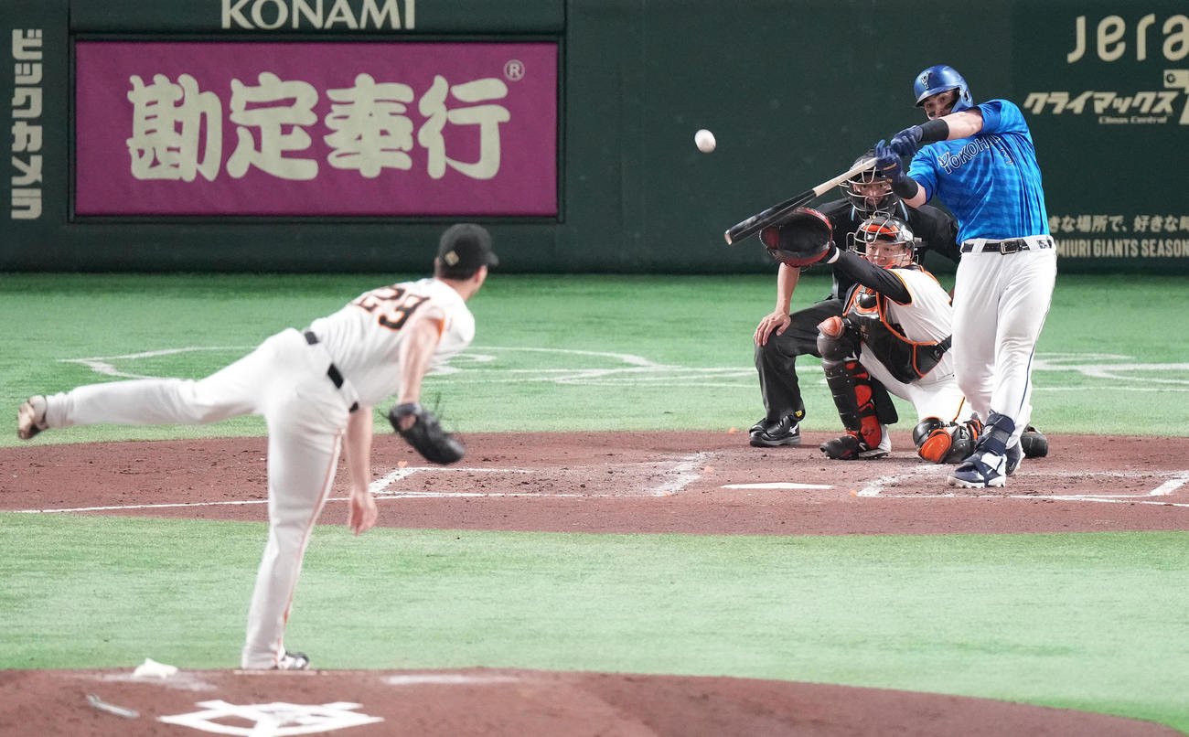 巨人対DeNA 4回表DeNA無死、右越えソロ本塁打を放つオースティン。投手グリフィン（撮影・鈴木みどり）