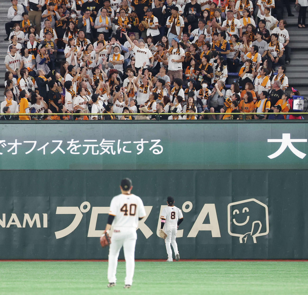 巨人対DeNA 4回表DeNA無死、オースティンが放った右越えソロ本塁打を見送る中山（左）と丸（撮影・宮地輝）