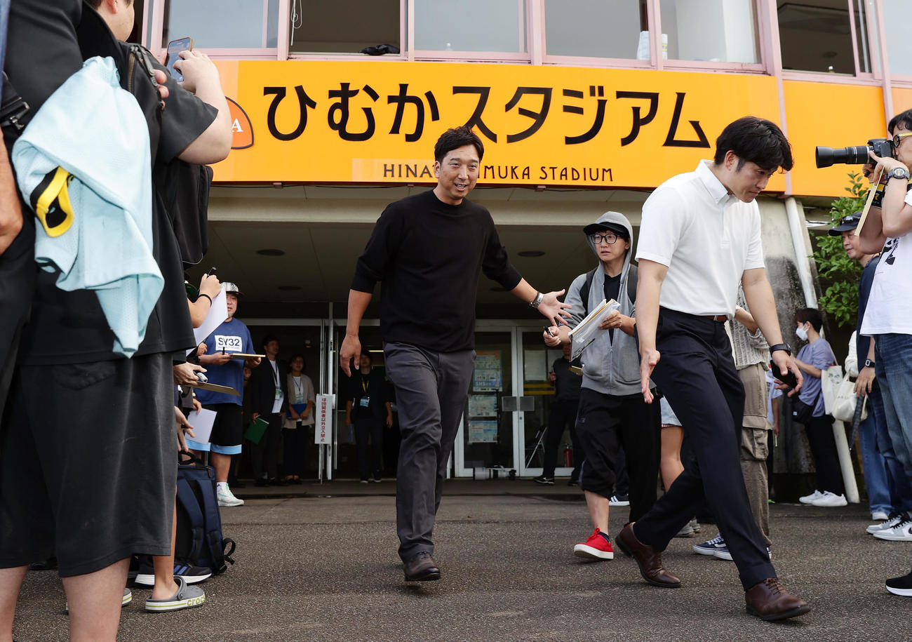 フェニックスリーグのDeNA戦を視察し、スタジアムを引き揚げる阪神藤川監督（中央）（撮影・前田充）