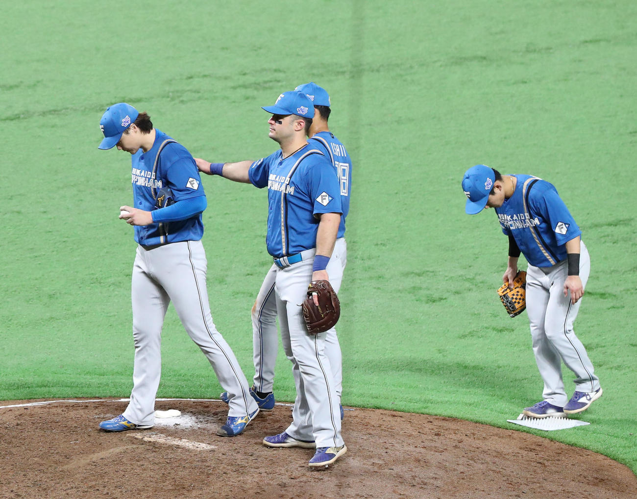 ソフトバンク対日本ハム　4回裏ソフトバンク2死一、二塁、降板する山崎（撮影・鬼束羽瑠菜）