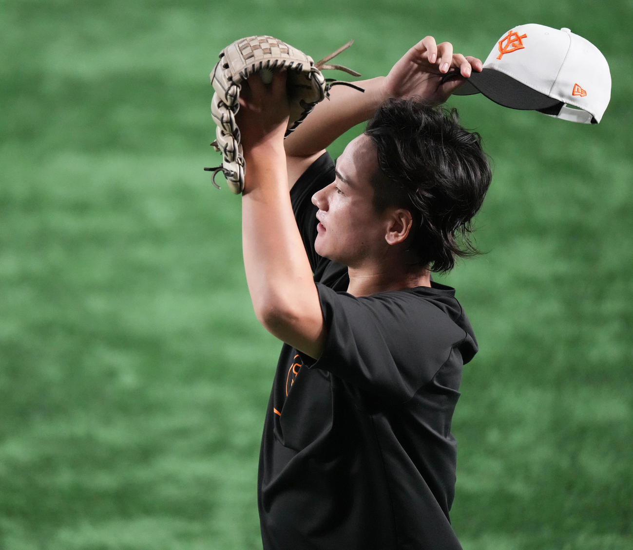 巨人対DeNA　キャッチボールを終え、帽子を被り直す巨人井上（撮影・鈴木みどり）