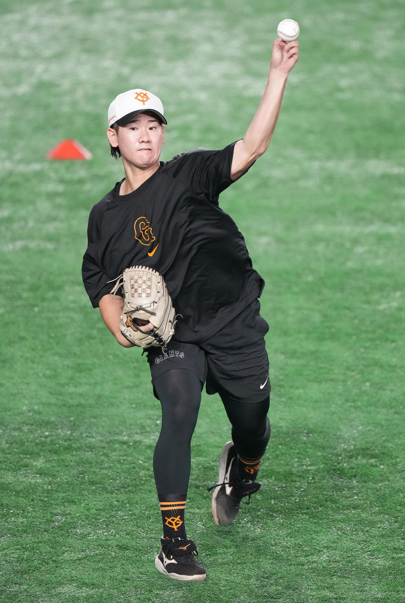 巨人対DeNA　試合前練習でキャッチボールする巨人井上（撮影・鈴木みどり）