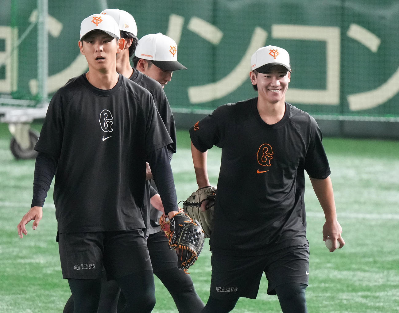 巨人対DeNA　試合前練習で笑顔の巨人井上（右）（撮影・鈴木みどり）