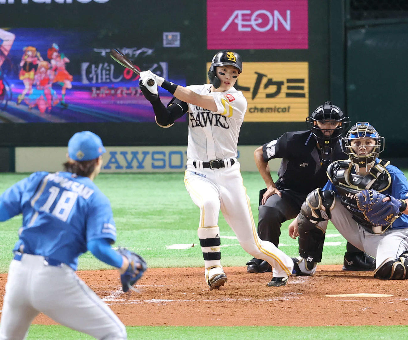 ソフトバンク対日本ハム　4回裏ソフトバンク2死一、三塁、周東は左前に勝ち越しとなる適時打を放つ（撮影・梅根麻紀）