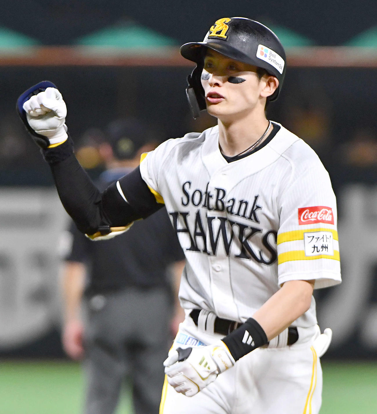 ソフトバンク対日本ハム　4回裏ソフトバンク2死一、三塁、勝ち越しの左前適時打を放ち、ガッツポーズする周東（撮影・岩下翔太）