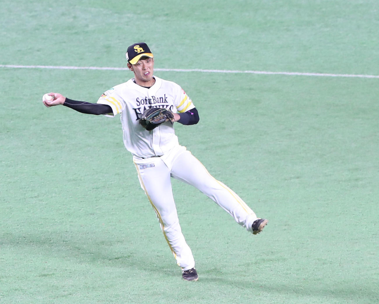 ソフトバンク対日本ハム　5回表日本ハム2死、遊撃手今宮は清宮の打球をジャンピングスローでアウトにする（撮影・鬼束羽瑠菜）