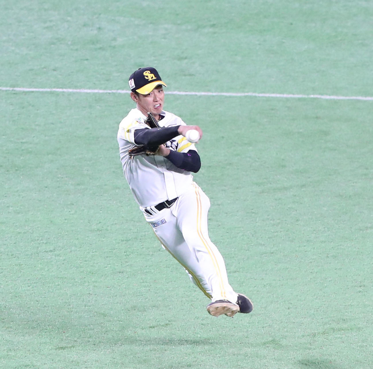 ソフトバンク対日本ハム　5回表日本ハム2死、遊撃手今宮は清宮の打球をジャンピングスローでアウトにする（撮影・鬼束羽瑠菜）