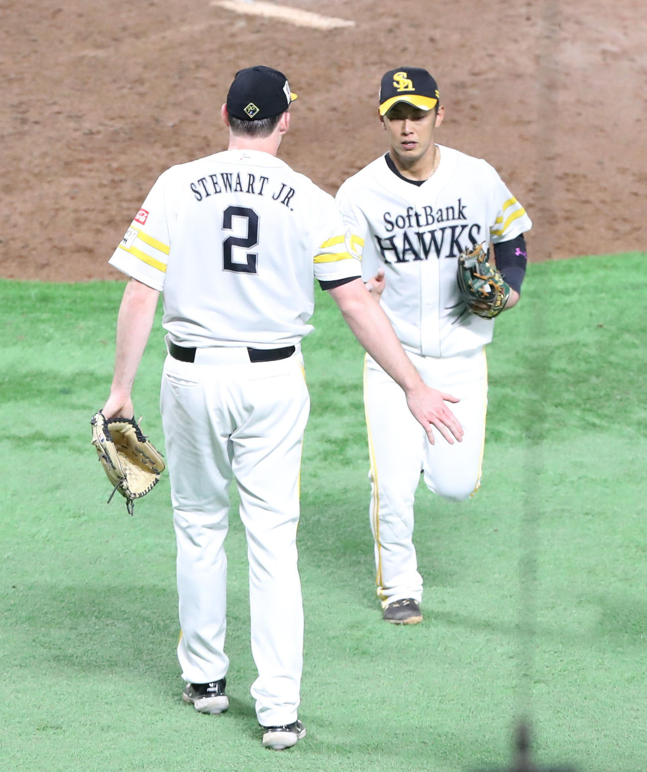 ソフトバンク対日本ハム　5回表日本ハム2死、清宮の打球を好捕した今宮（右）を出迎えるスチュワート（撮影・鬼束羽瑠菜）