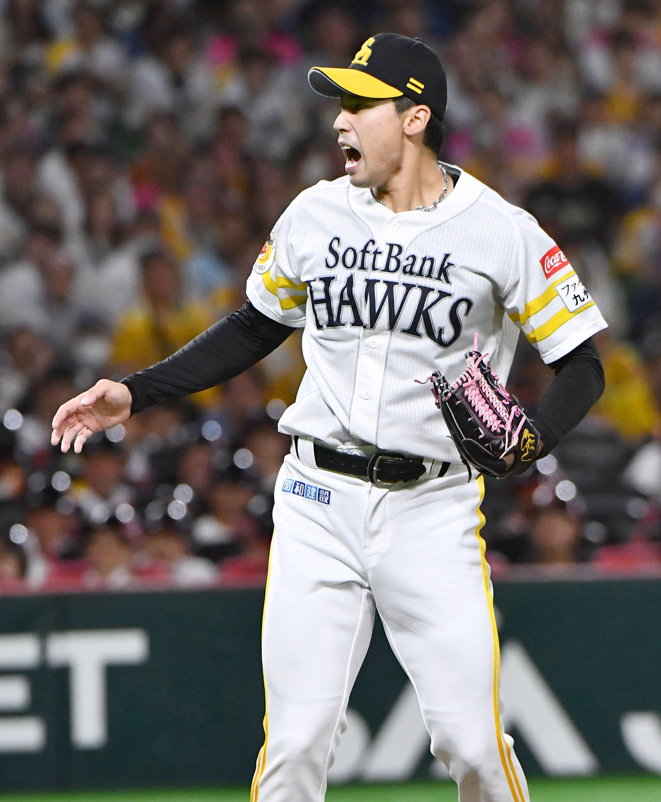 ソフトバンク対日本ハム　6回表日本ハム2死、水野を空振り三振に抑え、雄たけびをあげる尾形（撮影・岩下翔太）