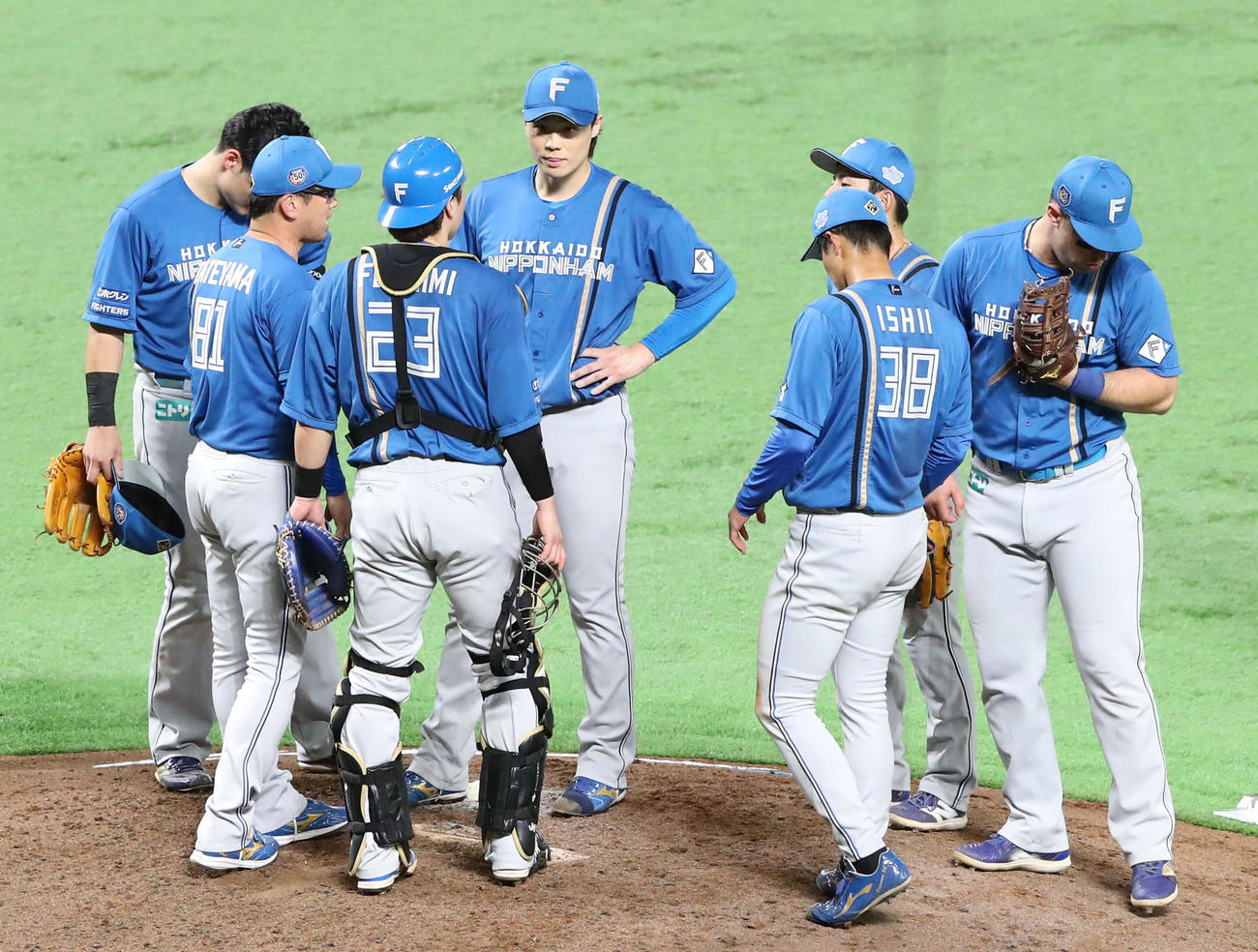 ソフトバンク対日本ハム　4回裏ソフトバンク1死一、三塁、マウンドに集まる日本ハムナイン（撮影・鬼束羽瑠菜）