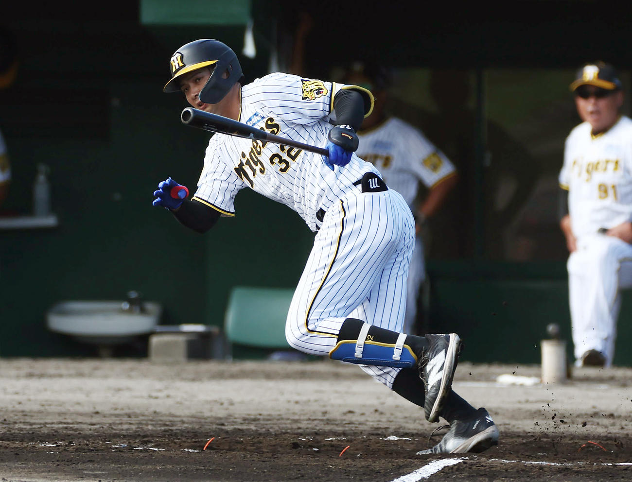 フェニックスリーグ　阪神対DeNA 6回裏阪神無死一、二塁、左前適時打を放つ井上（撮影・前田充）