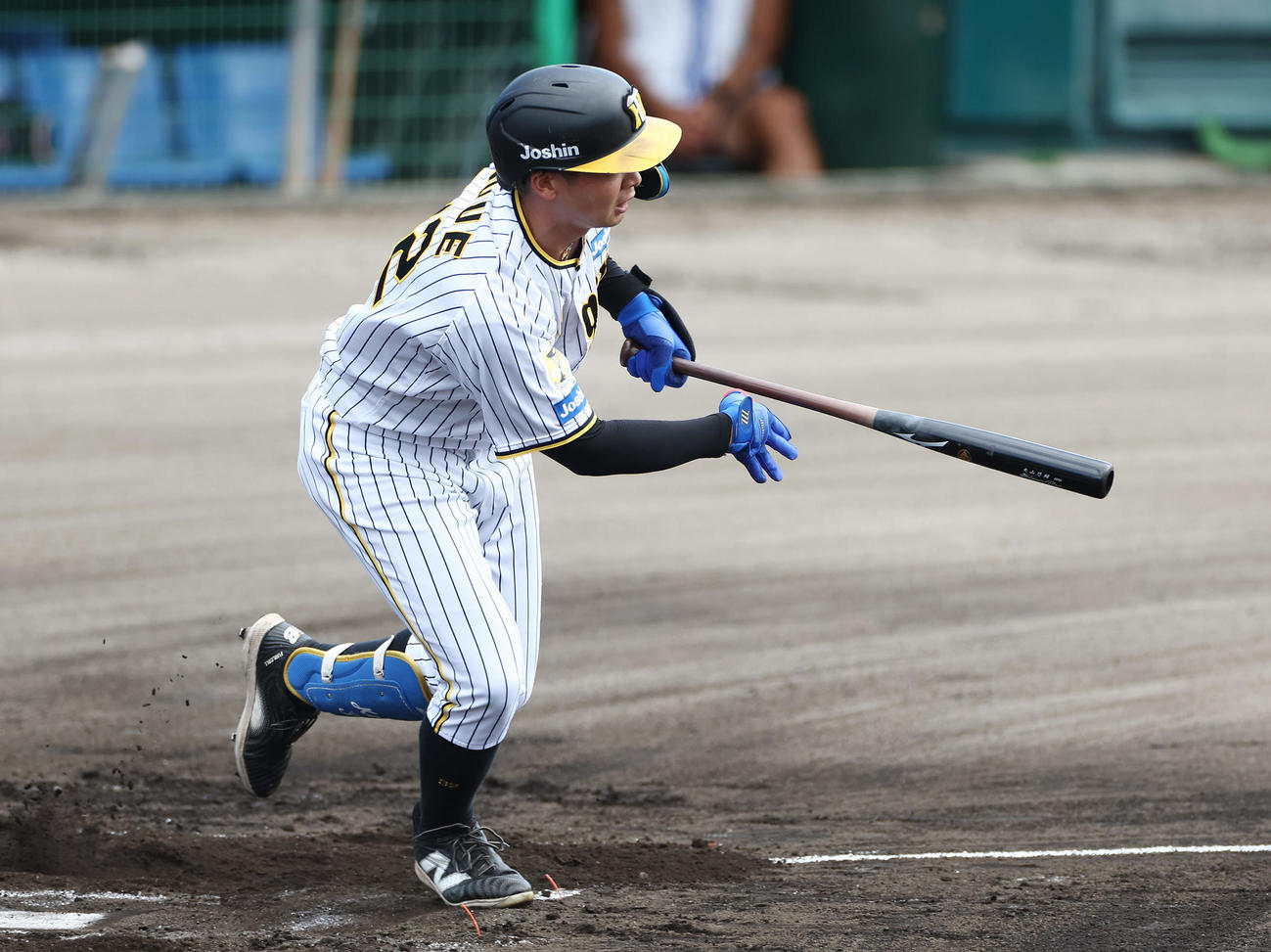 フェニックスリーグ　阪神対DeNA 1回裏阪神1死一、二塁、中前適時打を放つ井上（撮影・前田充）