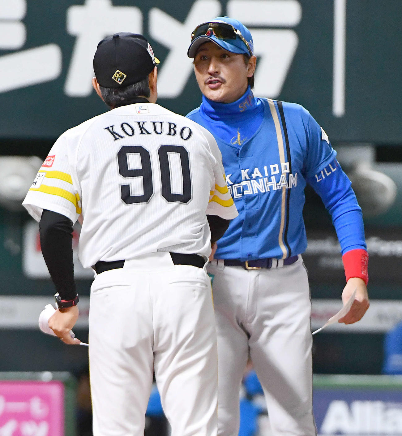 ソフトバンク対日本ハム　試合前、ソフトバンク小久保監督（左）とメンバー表を交換し、握手を交わす日本ハム新庄監督（撮影・岩下翔太）