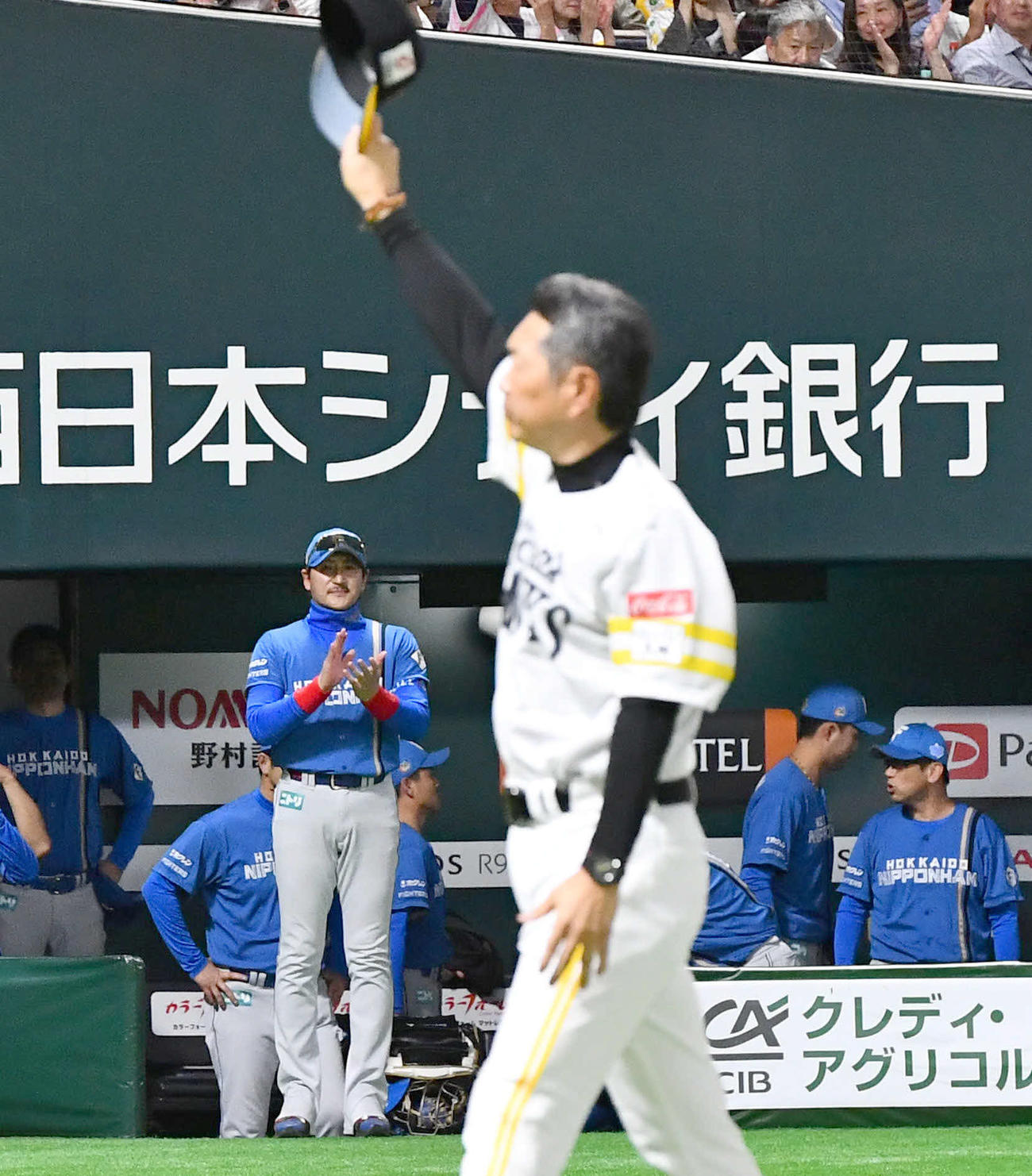 ソフトバンク対日本ハム　日本シリーズ進出を決めたソフトバンク小久保監督（手前）に拍手を送る日本ハム新庄監督（撮影・岩下翔太）