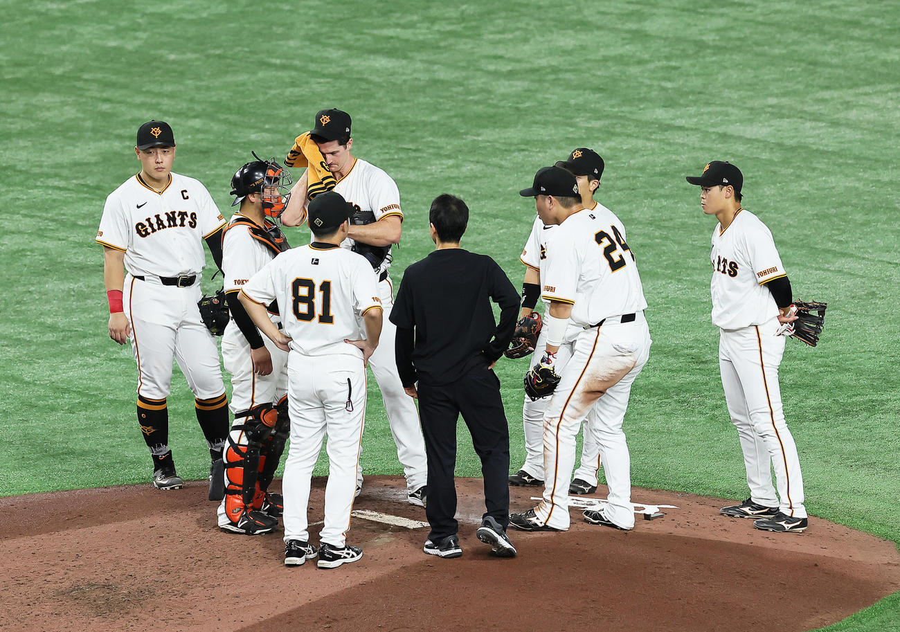 巨人対DeNA　マウンドで汗を拭う巨人グリフィン（後方左から2人目）（撮影・足立雅史）