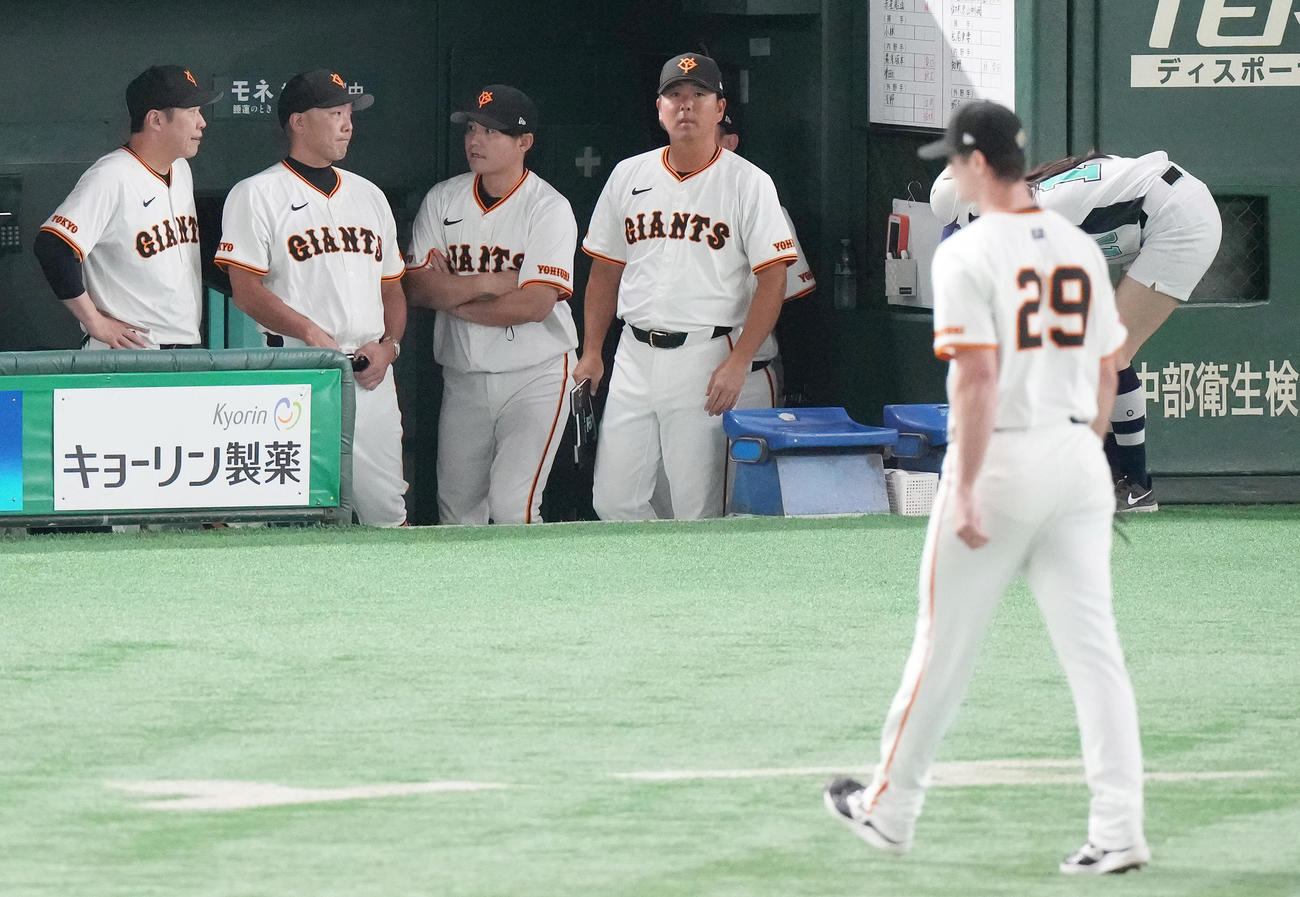 巨人対DeNA 4回表を終えベンチへ戻る巨人グリフィン（右手前）と浮かない表情の阿部監督（左から2人目）（撮影・鈴木みどり）