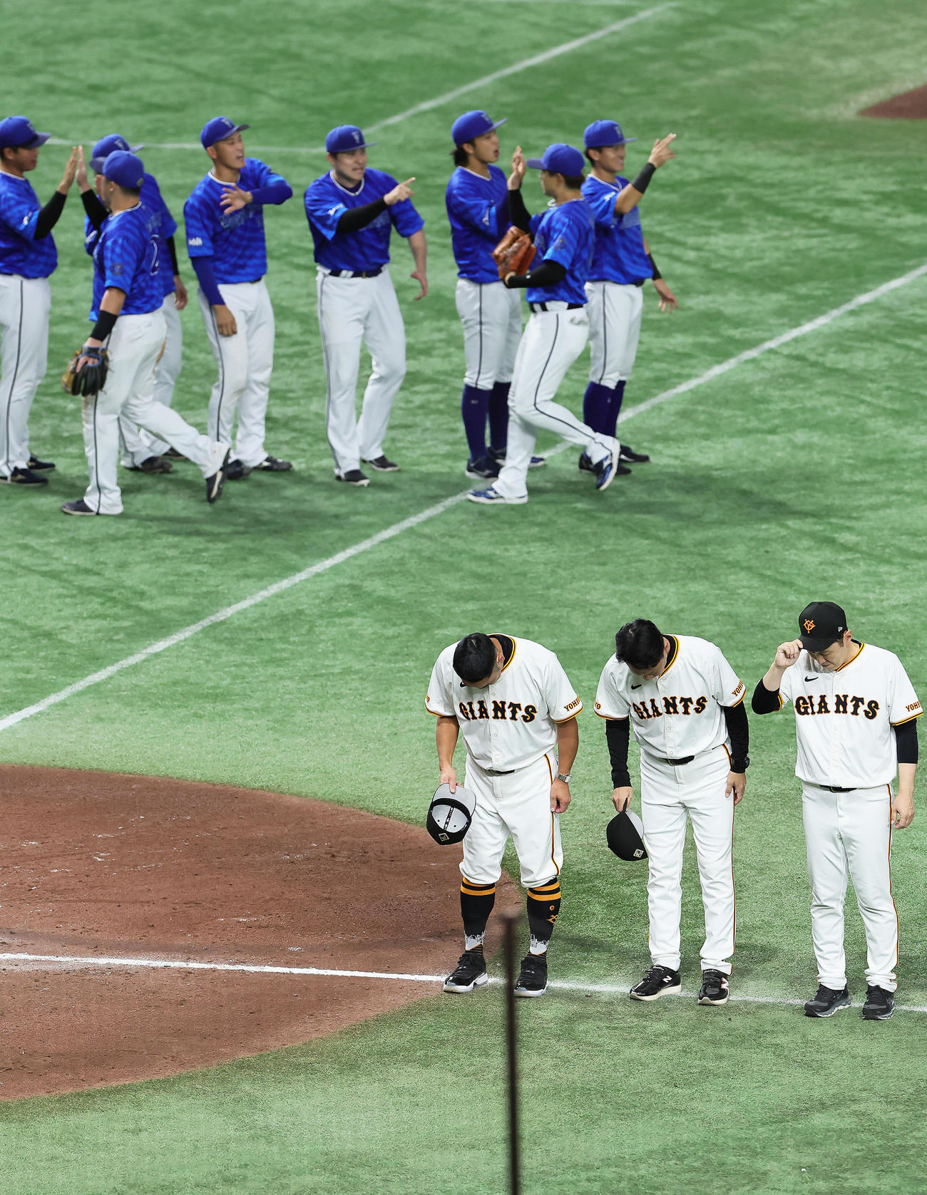 巨人対DeNA DeNAに3連敗を喫しファンにあいさつする巨人阿部監督（手前左）（撮影・足立雅史）