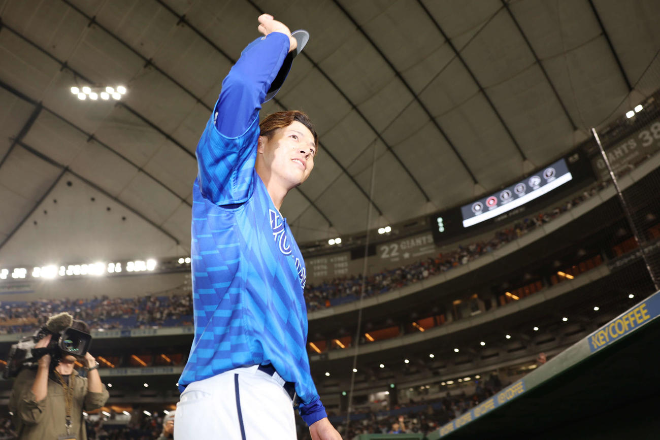 巨人対DeNA　勝利し声援に応えるDeNA中川颯（撮影・宮地輝）