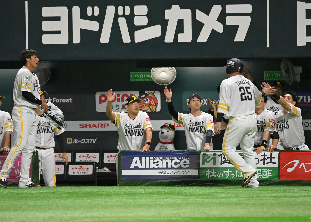 ソフトバンク対日本ハム　1回裏ソフトバンク2死二塁、近藤の適時二塁打で生還した山川（右から2番目）（撮影・林敢治）