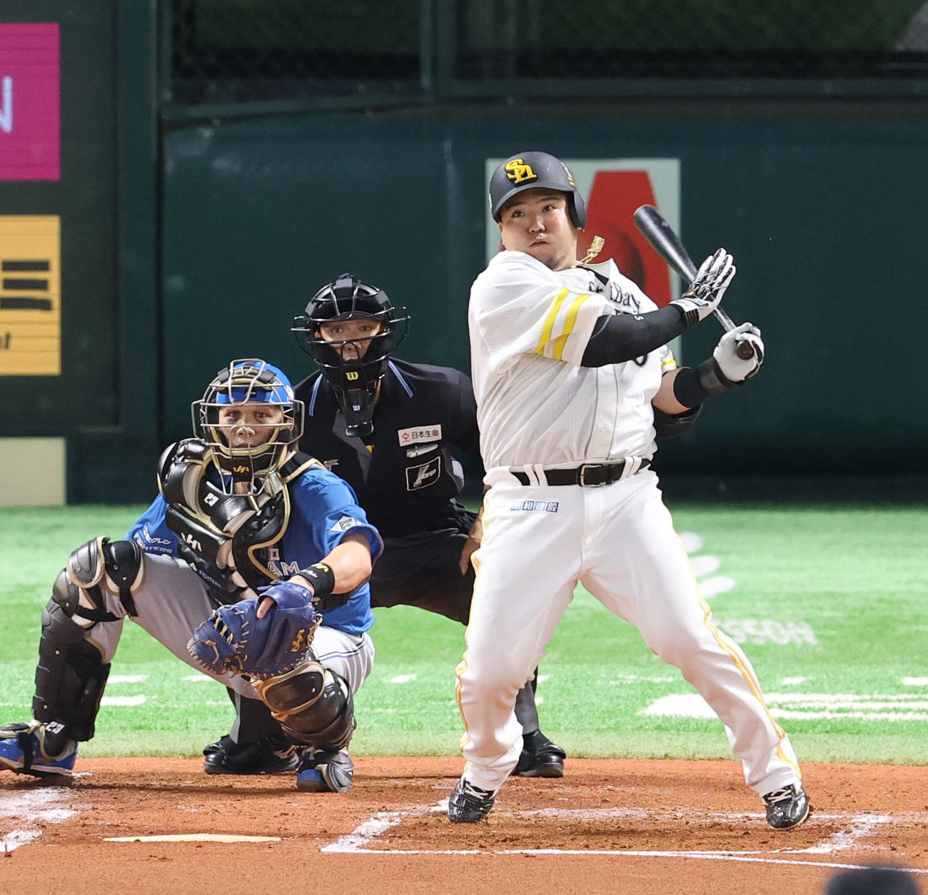 ソフトバンク対日本ハム　1回裏ソフトバンク2死一塁、山川は中越えに先制となる適時二塁打を放つ（撮影・梅根麻紀）