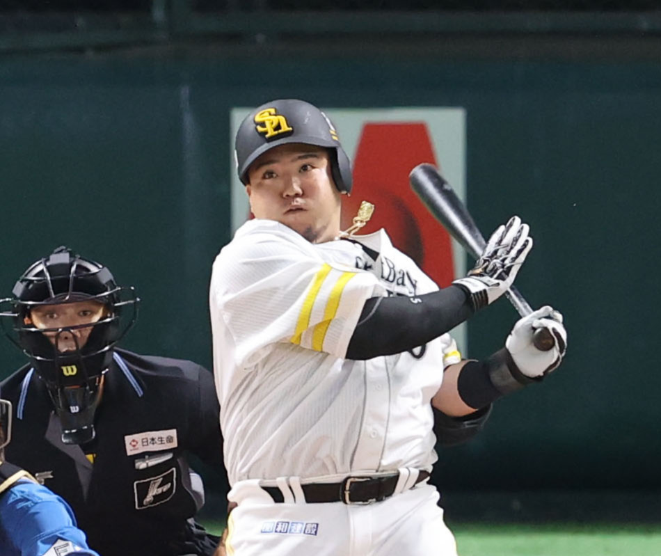 ソフトバンク対日本ハム　1回裏ソフトバンク2死一塁、山川は中越えに先制となる適時二塁打を放つ（撮影・梅根麻紀）