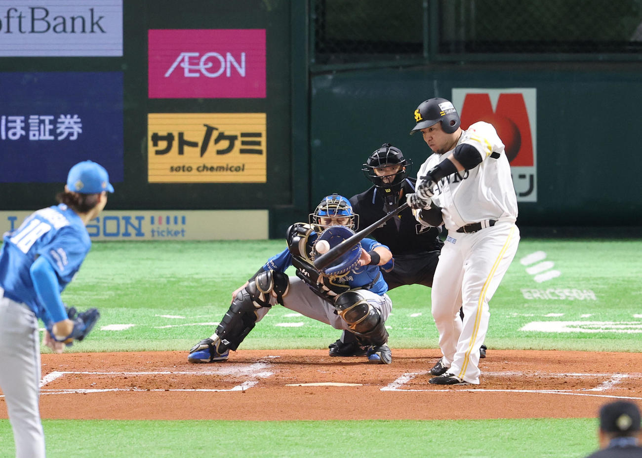 ソフトバンク対日本ハム　1回裏ソフトバンク2死一塁、山川は中越えに先制となる適時二塁打を放つ（撮影・梅根麻紀）