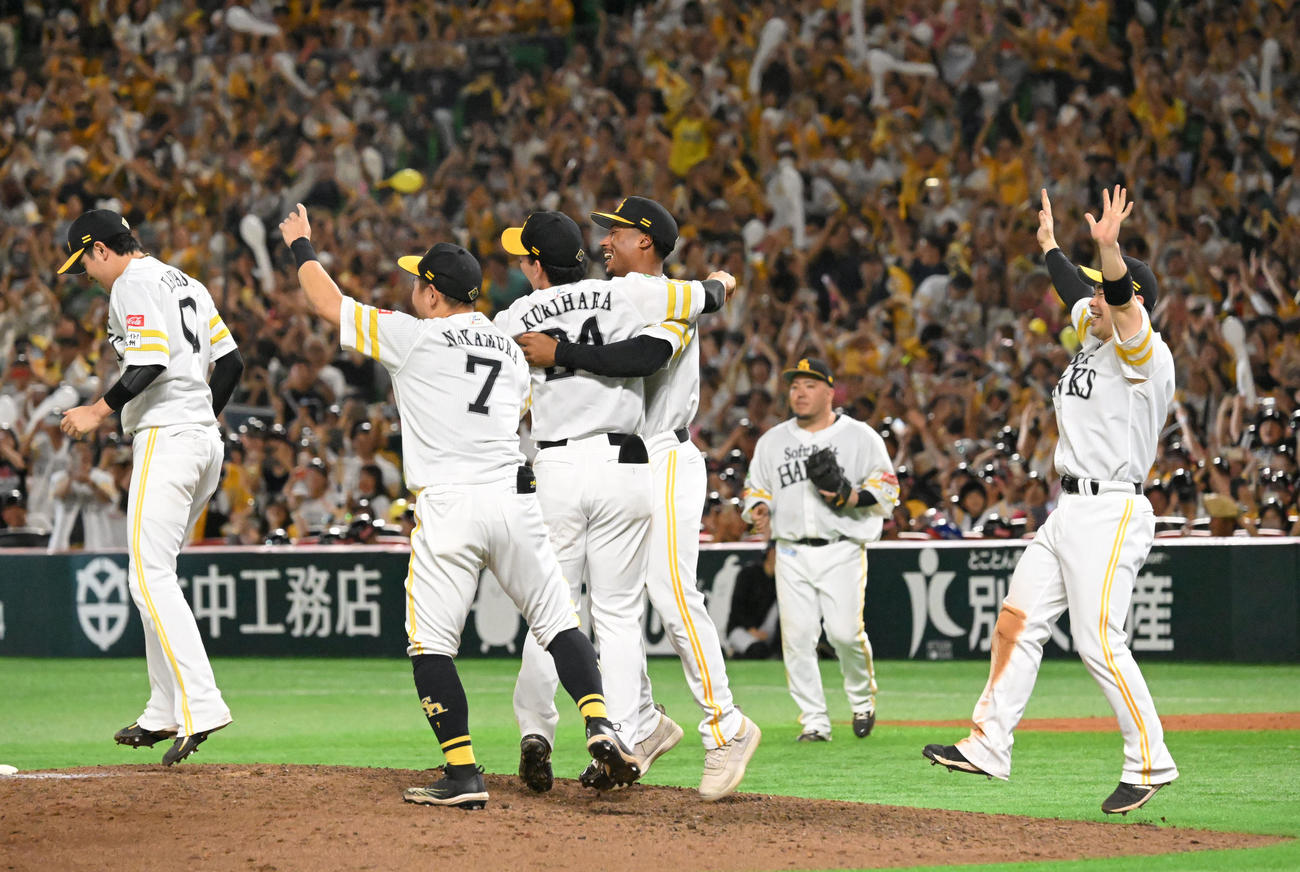 ソフトバンク対日本ハム　日本シリーズ進出を決めめ歓喜のソフトバンクナイン（撮影・林敢治）