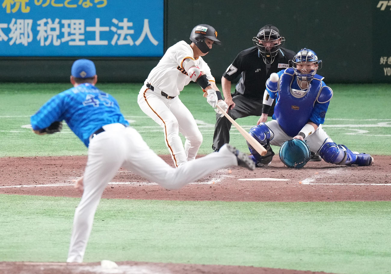 巨人対DeNA 9回裏巨人2死、中飛に倒れる門脇。投手森原（撮影・鈴木みどり）