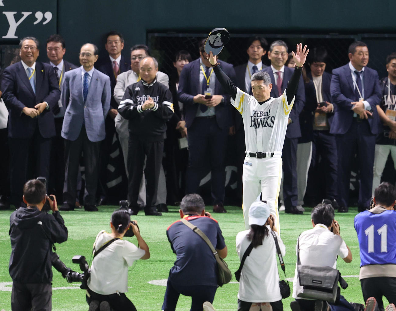 ソフトバンク対日本ハム　インタビューを終えファンにあいさつする小久保監督（撮影・梅根麻紀）