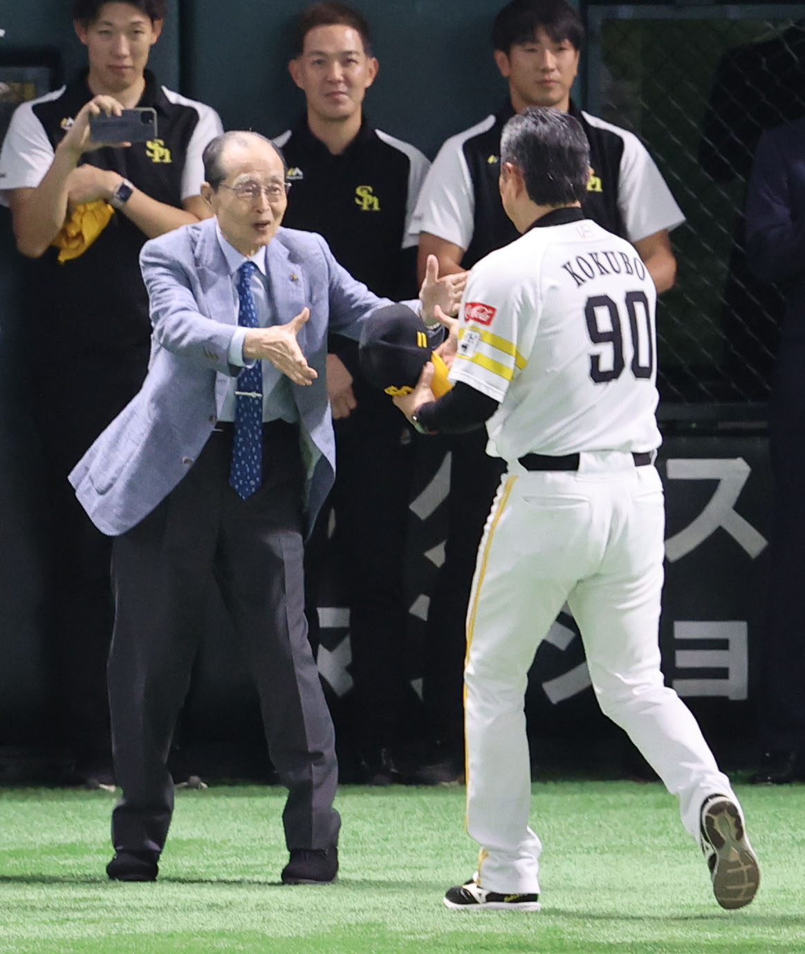 ソフトバンク対日本ハム　小久保監督を笑顔で出迎える王球団会長（撮影・梅根麻紀）