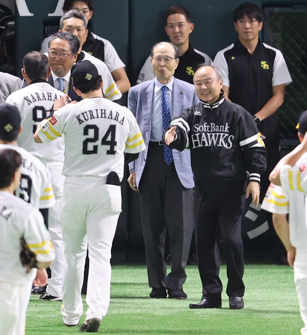 ソフトバンク対日本ハム　ナインを出迎える王球団会長と孫会長（撮影・梅根麻紀）