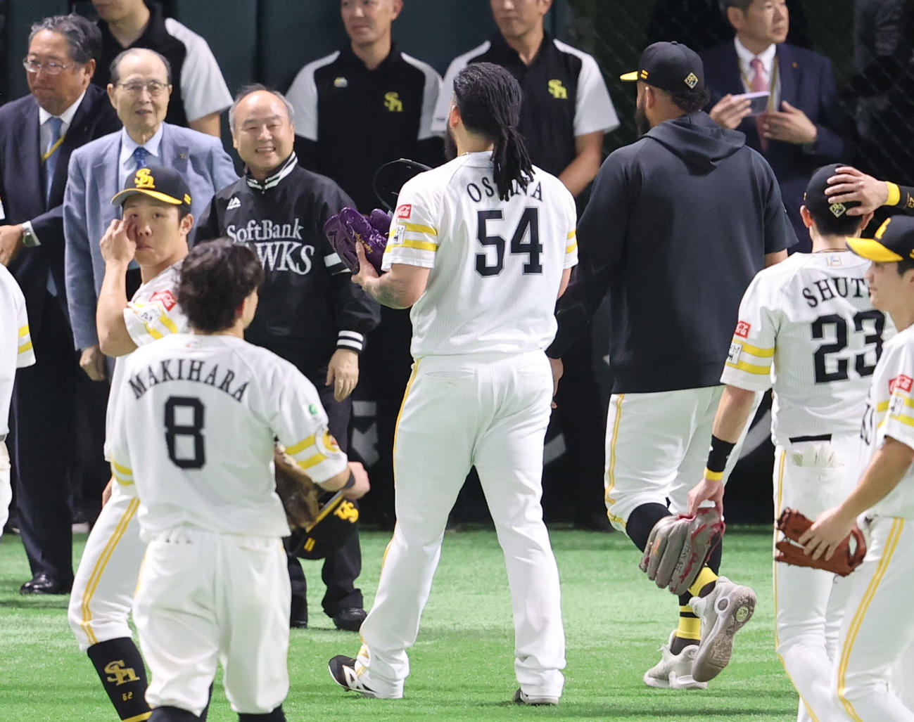 ソフトバンク対日本ハム　ナインを出迎える王球団会長と孫会長（撮影・梅根麻紀）