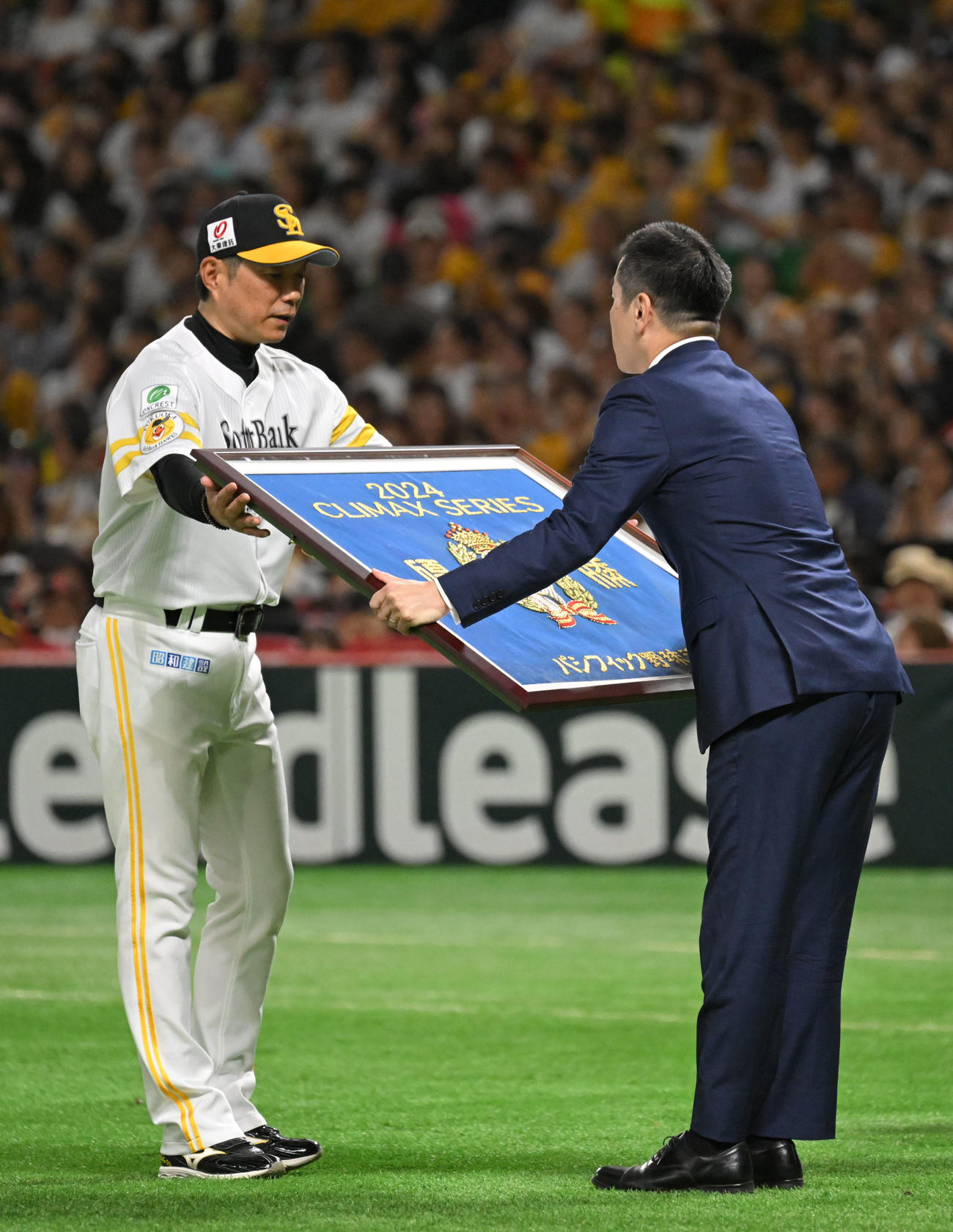 ソフトバンク対日本ハム　優勝額を受け取る小久保監督（左）（撮影・林敢治）