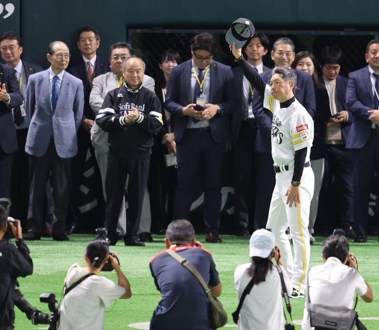 ソフトバンク対日本ハム　インタビューを終えファンにあいさつする小久保監督（撮影・梅根麻紀）