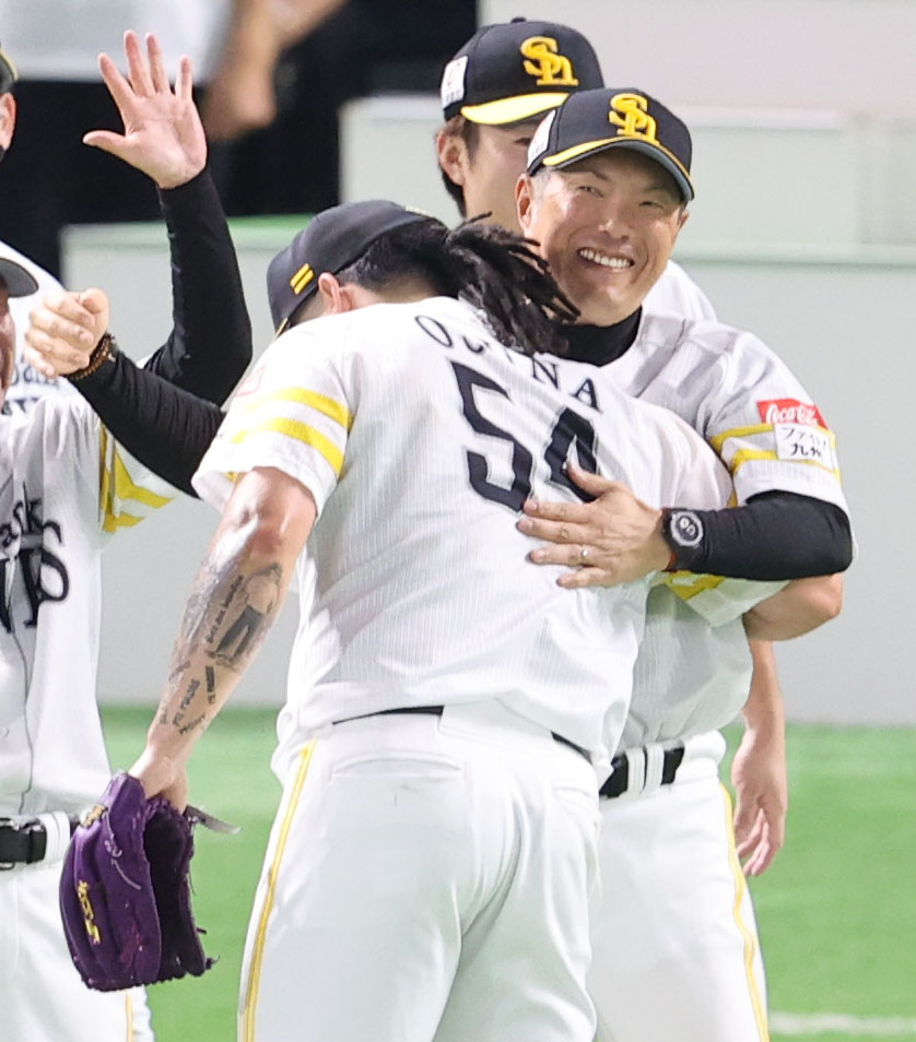 ソフトバンク対日本ハム　最後をきっちり抑えたオスナは出迎える小久保監督（撮影・梅根麻紀）