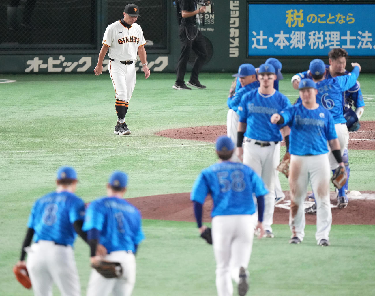 巨人対DeNA DeNAに3連敗し、うつむきながら整列へ向かう巨人阿部監督（後方左）（撮影・鈴木みどり）