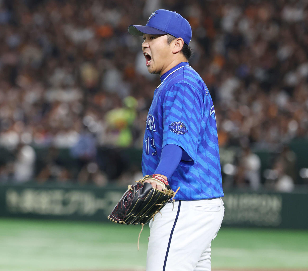 巨人対DeNA 7回裏を3者凡退に抑えたDeNA山崎（撮影・宮地輝）