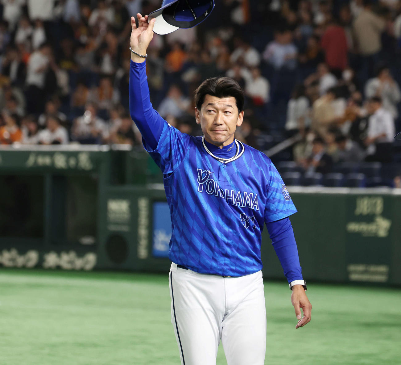 巨人対DeNA　勝利し声援に応えるDeNA三浦監督（撮影・宮地輝）
